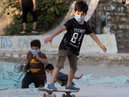 Los niños pudieron haber contraído el virus en citas para jugar, pijamadas, haciendo deporte y en otras actividades donde no se toman precauciones. EFE/A. Pain