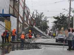 Trabajadores atienden destrozos causados este martes, después del paso del huracán 