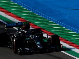 Bottas marcó el mejor tiempo de la calificación al cubrir los cuatro mil 909 metros del histórico circuito italiano en 1:13.609 superando en menos de una décima a Hamilton. AP / R. Carezzevoli