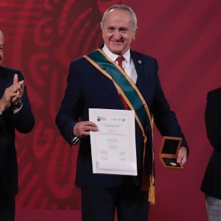 Jesús Seade recibe condecoración ''Miguel Hidalgo'' por firma de T-MEC