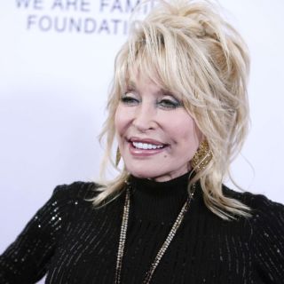 Dolly Parton ayudó a creación de vacuna contra coronavirus de Moderna