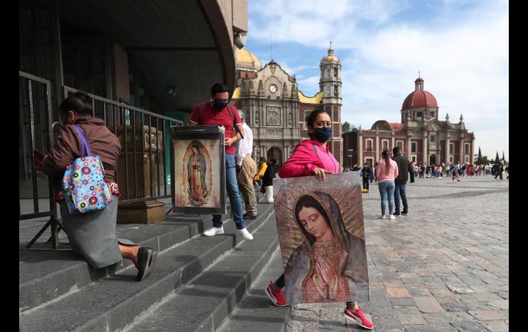 A la entrada de la Basílica, autoridades instalaron filtros sanitarios para controlar el paso de las personas que desearan entrar por unos minutos. EFE/M. Guzmán