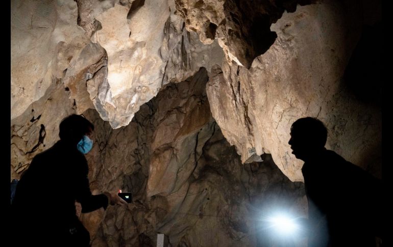 Una cueva abandonada cerca de la población de Manhaguo, en la provincia china de Yunnan. Un monje budista usaba el lugar, donde habitan murciélagos, como altar. AP/Ng Han Guan