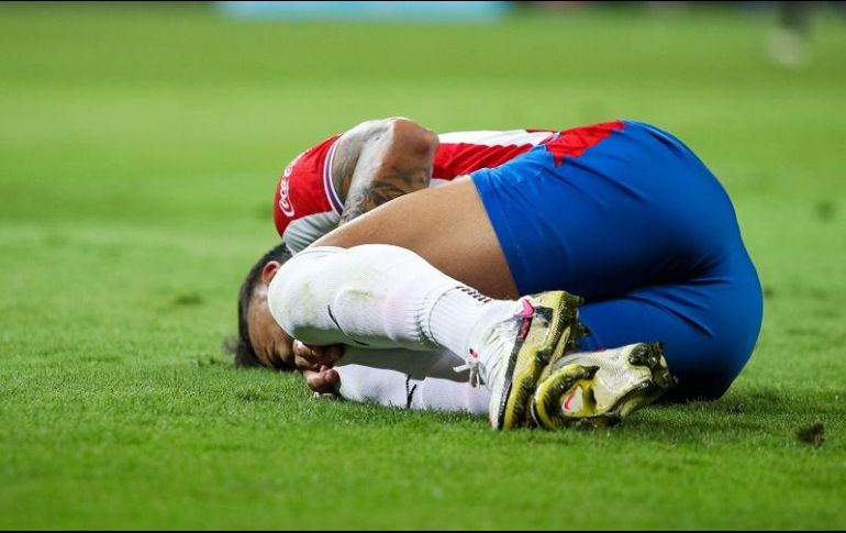 Alexis Vega, de Chivas, resultó lesionado durante el juego. IMAGO7/F. Meza