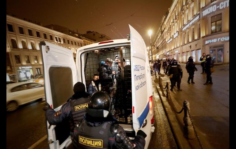 Las manifestaciones en el centro de Moscú y San Petersburgo se saldaron con mil 400 nuevas detenciones e imágenes de violencia policial. EFE/A. Maltsev