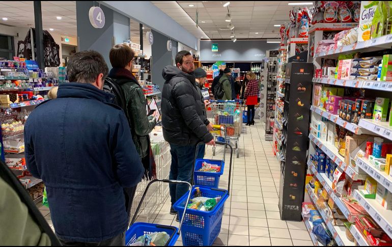 Por las restricciones de movilidad, los supermercados son de los pocos lugares en los que se puede socializar mientras se espera en fila para pagar en caja. AFP / ARCHIVO