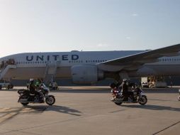 Motocicletas de la policía escoltan los autobuses que transportan a los Kansas City Chiefs y pasan por el avión de United Airlines en el que volaron. EFE/C. Gunther