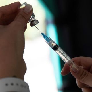 COVID-19: arranca vacunación en farmacias de EU mientras casos disminuyen