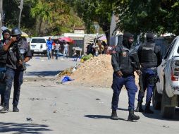 Policías realizan un operativo en la cárcel de Croix-des-Bouquets tras una fuga de presos este jueves, en Puerto Príncipe. EFE/T. Coutin