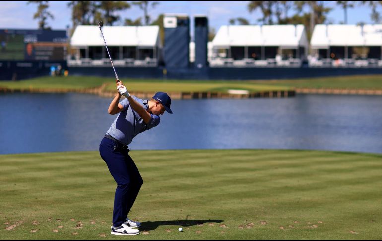 El famoso par 3 hoyo 17 hizo de las suyas finalizando la jornada con 35 bolas en el agua. AFP/M. Ehrmann