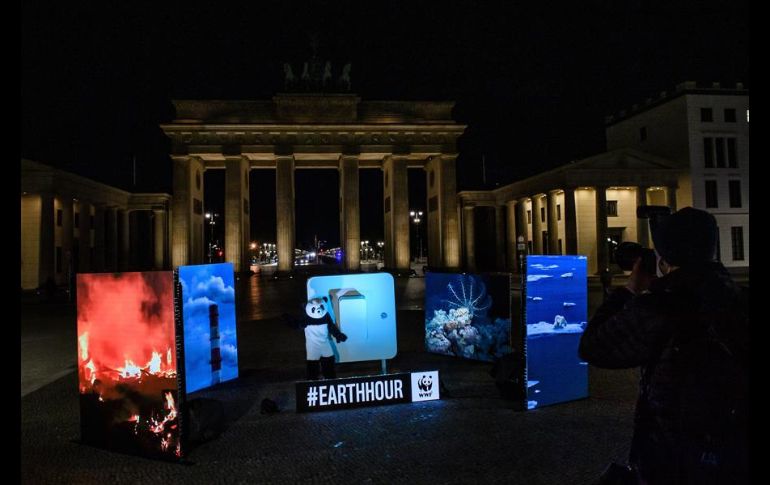 La puerta de Brandenburg, en Alemania, luce una instalación artística para recordar el motivo principal de la Hora del Planeta. EFE/C. Bilan