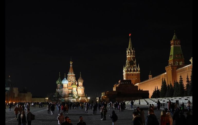 En Rusia también se unieron a la iniciativa; aquí, el Kremlin con sus luces apagadas. EFE/M. Shipenkov