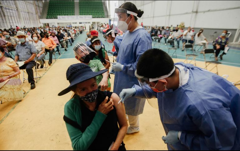 Esta vez, la jornada de vacunación en Guadalajara fue mucho más ágil. Los tapatíos se dijeron contentos porque sólo demoraron dos horas en la fila, cuando esperaban que fueran al menos seis. EL INFORMADOR/G. Gallo