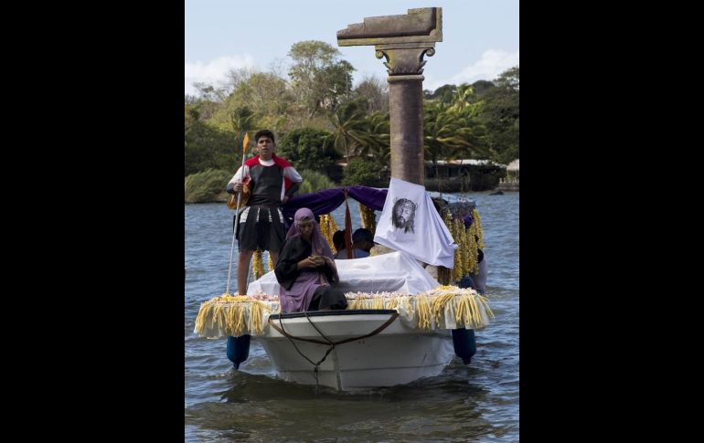 Decenas de personas ataviadas con tradicionales vestimentas católicas llenan de color las aguas del lago en esta solemnidad religiosa. EFE/J. Torres