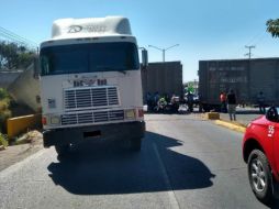 Presuntamente el conductor del vehículo de carga intentó ganarle el paso al tren y este lo impactó en la caja seca. ESPECIAL