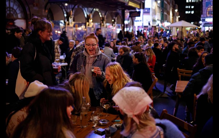 Algunos puntos lucieron saturados, como Soho, en Londres. AFP/T. Akmen