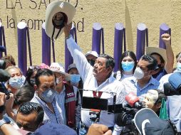 Félix Salgado Macedonio (c), se reúne con simpatizantes a las afueras del Instituto Nacional Electoral (INE), en la Ciudad de México. EFE/M. Guzmán