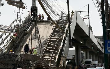 El vehículo aplastado por la trabe colapsada también ya fue retirado del lugar. AP / ARCHIVO