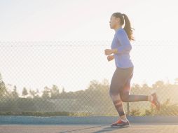 Si no eres una persona matutina, se recomienda dejar tu ropa preparada desde un día antes. UNSPLASH/ ANDREW TANGLAO