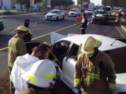 Oficiales de las unidades de Protección Civil y Bomberos del Estado, y de Tlajomulco, realizan las labores de extracción de las víctimas. ESPECIAL/ Protección Civil Jalisco