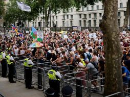 Ciudadanos protestan frente a la residencia oficila del primer ministro Boris Johnson, en Londres, en rechazo a las restricciones por la pandemia y las vacunas. AFP/T. Akmen