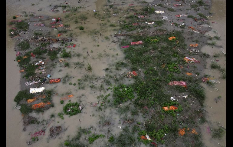 La crecida del río Ganges deslavó los terrenos y sacó a la superficie los cuerpos enterrados a poca profundidad em Allahabad. Imagen del 27 de junio.AFP/S. Kanojia