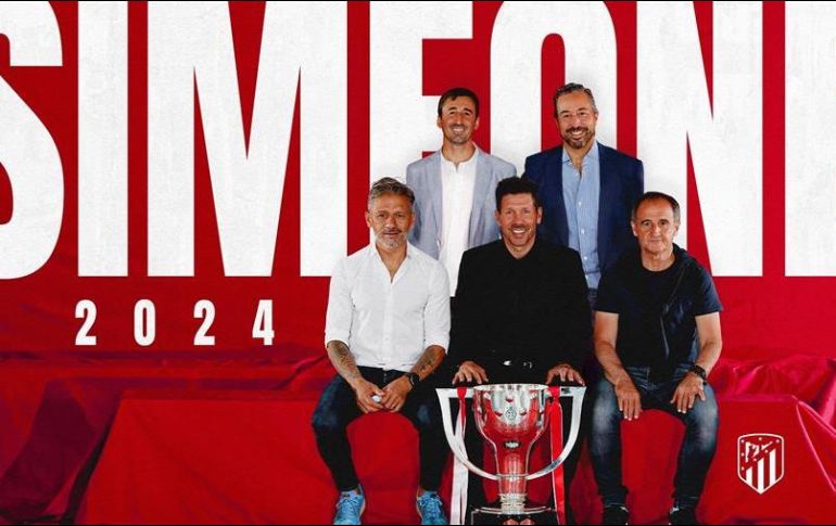 El entrenador del Atlético de Madrid, Diego Pablo Simeone (c), acompañado por su cuerpo técnico, posa junto al título de Liga cosechado en la temporada 2020/2021. EFE/atleticodemadrid.com