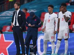 Marcus Rashford (D), Jadon Sancho (C) y Bukayo Saka entraron al final del partido, fallaron en los penales, y acabaron así con el sueño de un país que esperaba un gran título, 55 años después del Mundial 1966. AFP / L. Griffiths