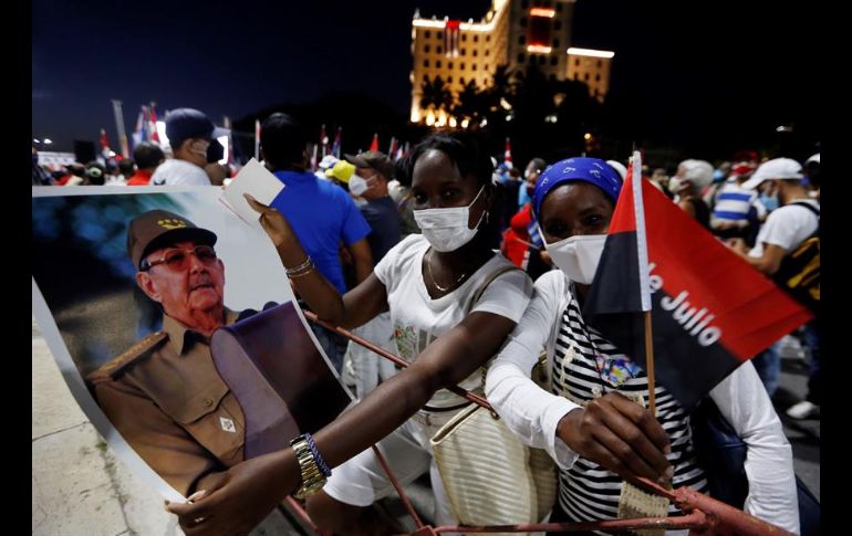 Miles de personas respondieron a la convocatoria en La Habana, y amanecieron junto al presidente Miguel Díaz-Canel y al líder jubilado Raúl Castro. EFE/Mastrascusa