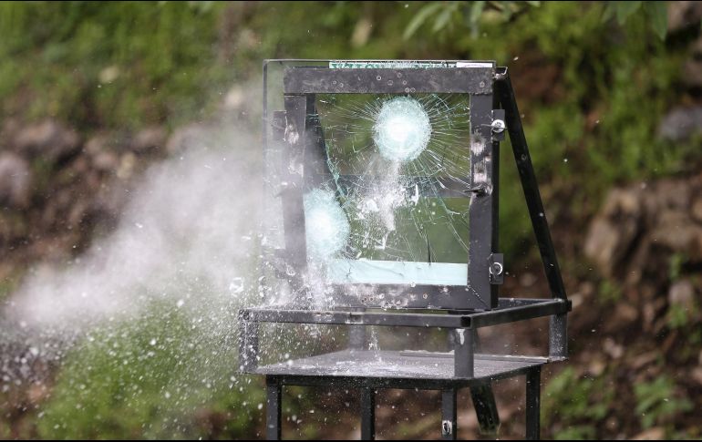 Impactos de bala en una placa de vidrio blindado durante una prueba de balística del Consejo Nacional de la Industria Balística, hoy, en Ciudad de México. EFE/S. Gutiérrez