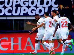 Junior Hoilet (i), de Canadá, festeja un gol hoy en partido de la Copa Oro ante la Selección de Costa Rica. EFE/C. Ramírez