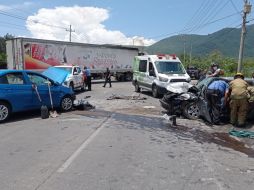 Se registró derrame de aceite y combustible, así como partes sólidas de ambos vehículos sueltas; los bomberos se encargaron de sanear la vialidad. ESPECIAL