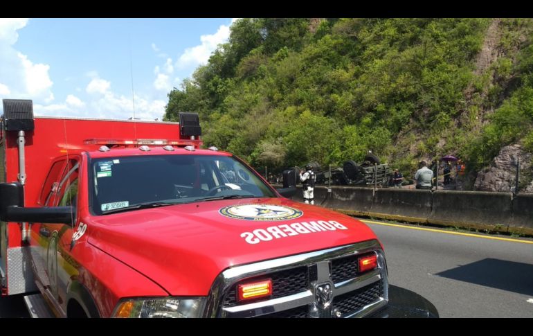 La volcadura ocurrió en el kilómetro 80 de la autopista Guadalajara – Tepic, muy cerca del municipio de Hostotipaquillo, Jalisco. ESPECIAL