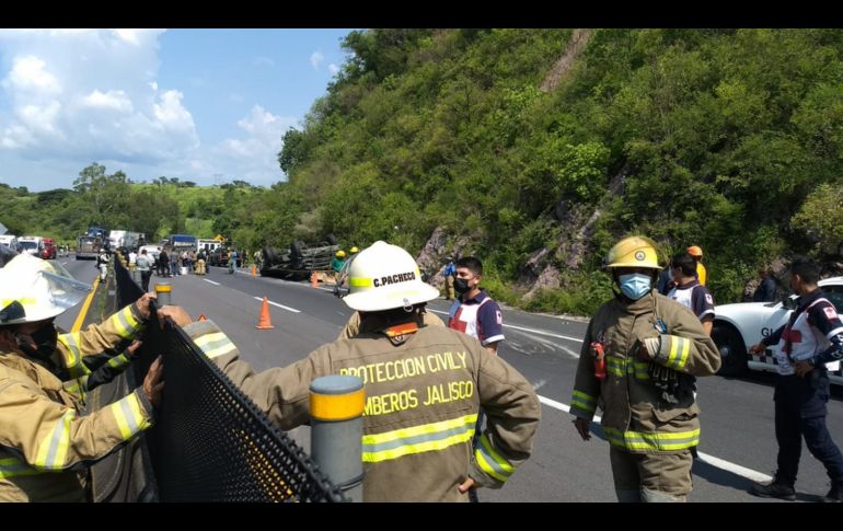 La volcadura ocurrió en el kilómetro 80 de la autopista Guadalajara – Tepic, muy cerca del municipio de Hostotipaquillo, Jalisco. ESPECIAL