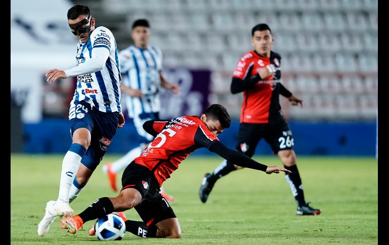 PELEADO. Desde el primer minuto, el juego se caracterizó más por lo físico que por lo futbolístico. IMAGO7