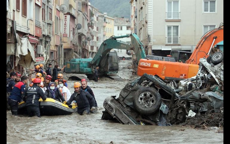 Fuertes aguaceros azotaron el miércoles las provincias de Bartin, Kastamonu, Sinop y Samsun, en la costa del Mar Negro. EFE/I. Yozoglu