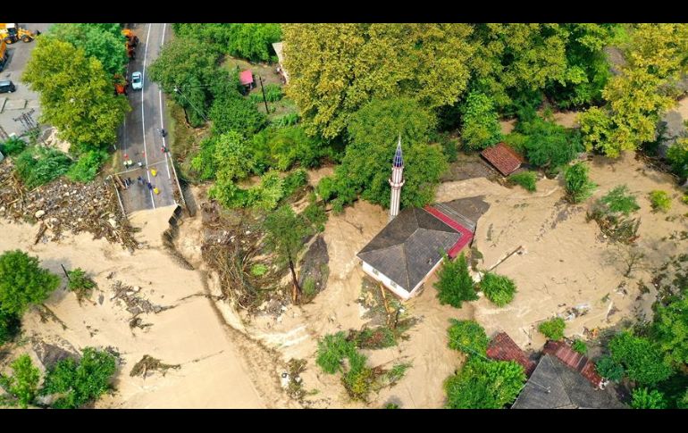 Fuertes aguaceros azotaron el miércoles las provincias de Bartin, Kastamonu, Sinop y Samsun, en la costa del Mar Negro. EFE/I. Yozoglu