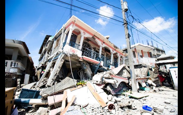 Habitantes compartieron imágenes que muestran los desesperados esfuerzos para sacar a gente de los escombros de los edificios derrumbados. EFE/R. Erol