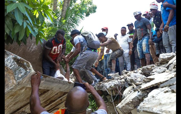 Habitantes compartieron imágenes que muestran los desesperados esfuerzos para sacar a gente de los escombros de los edificios derrumbados. EFE/R. Erol