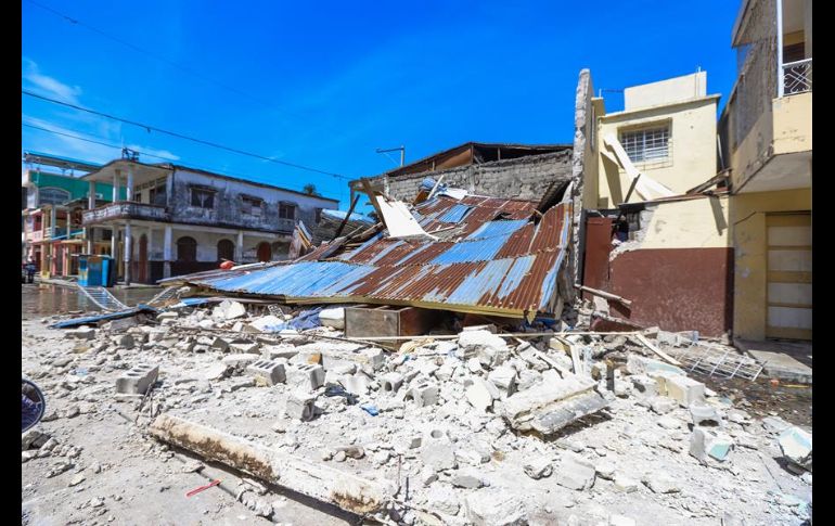 Habitantes compartieron imágenes que muestran los desesperados esfuerzos para sacar a gente de los escombros de los edificios derrumbados. EFE/R. Erol