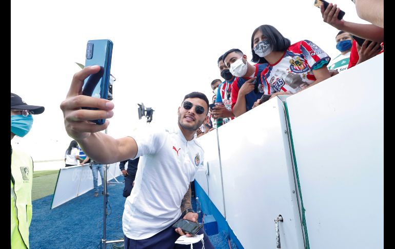 EL DETALLE. En la previa Alexis Vega se tomó fotos con algunos fans que acudieron a apoyar al Rebaño. IMAGO7