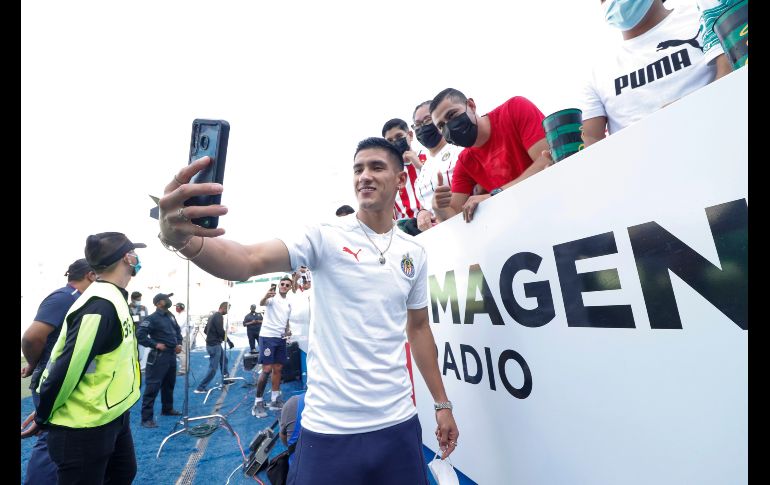 EL DETALLE. En la previa Uriel Antuna se tomó fotos con algunos fans que acudieron a apoyar al Rebaño. IMAGO7