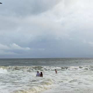 Huracán "Henri" se degrada a tormenta tropical al acercase a la costa de EU