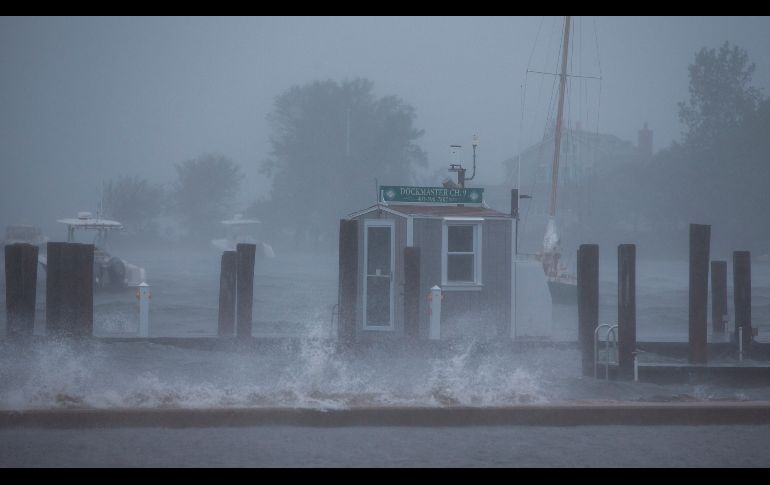 Olas se estrellan en Westerly, Rhode Island. EFE/CJ Gunther