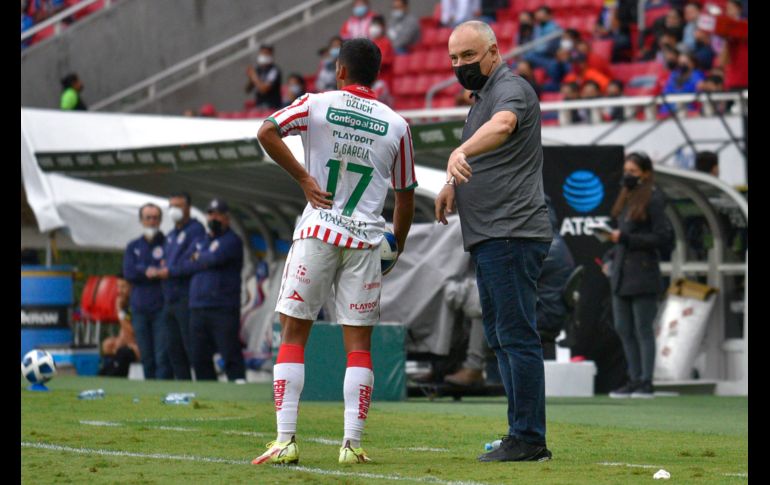 EL ERROR. Guillermo Vázquez lamentará haber tirado atrás a su equipo, lo que permitió a Chivas encimar y consguir el penal. IMAGO7