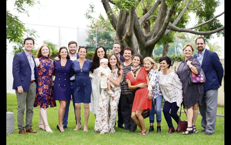 David Cueva, Laura Blanton, Iris Castillo, Tony Peña, Lourdes Galindo, Carmen Castillo, María Cueva, Andrés Hill, Rosa Lilia Galindo, Erandeni Nava junto a Inés, Bertha y Cristina Galindo con Vicente Cueva