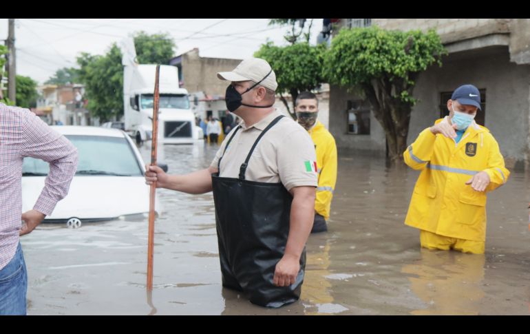 Personal de Protección Civil y autoridades de Tlaquepaque en la zona afectada en la colonia Ojo de Agua. ESPECIAL/Gobierno de Tlaquepaque