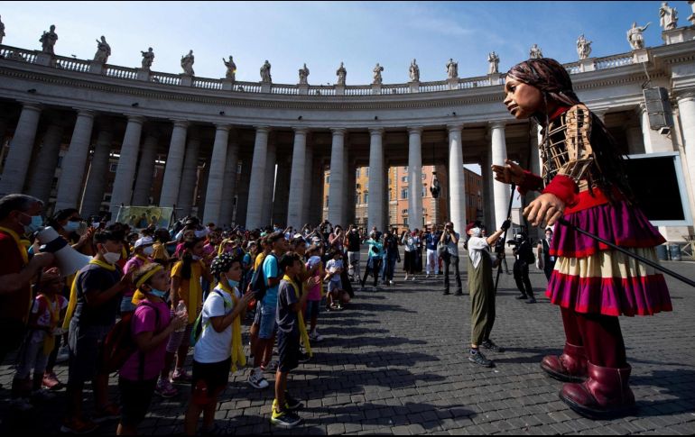 Plaza de San Pedro. Decenas de personas se reúnen en el Vaticano para apreciar a “Amal”. AFP/T. Fabi