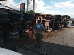 El operador del tráiler, de aproximadamente 40 años, resultó ileso. ESPECIAL/Bomberos Tlajomulco