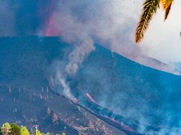 Los fenómenos explosivos aumentaron en el volcán en La Palma y se abrió una nueva boca eruptiva en uno de los flancos de un cono activo desde el domingo. EFE/ M. Calero